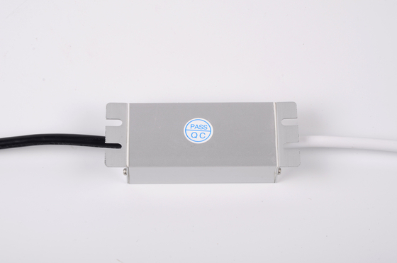 motorista ultra fino do diodo emissor de luz de 0.83A 105g, fonte de alimentação magro impermeável do diodo emissor de luz IP67